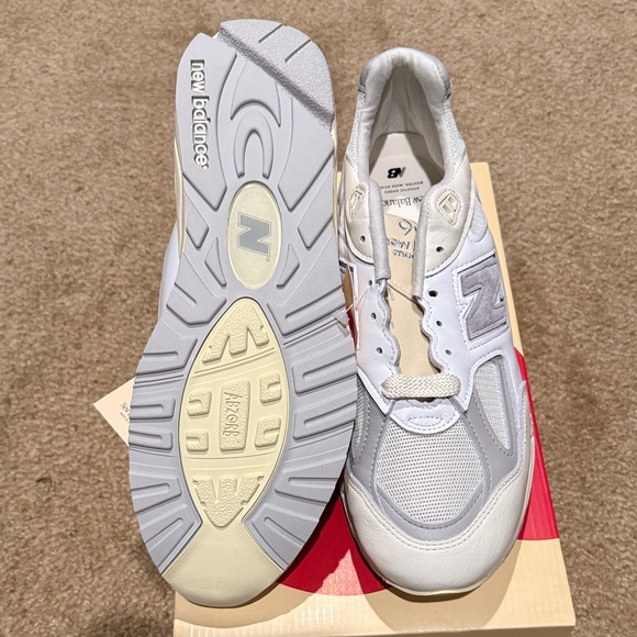 New Balance White and Gray Athletic Shoes M990TC2 - Picture 6 of 6